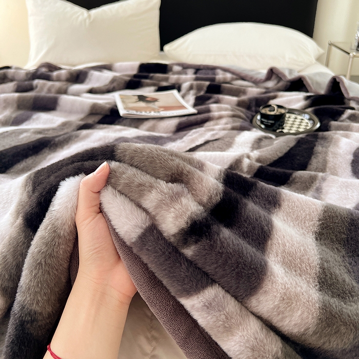 91家纺网 家纺一手货源 找家纺 锦润家纺 2025新款高克重多功能兔毛绒包边毛毯毯子 灰斑马纹