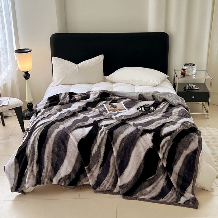 91家纺网 家纺一手货源 找家纺 锦润家纺 2025新款高克重多功能兔毛绒包边毛毯毯子 灰斑马纹