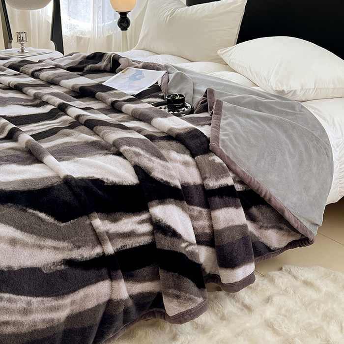 91家纺网 家纺一手货源 找家纺 锦润家纺 2025新款高克重多功能兔毛绒包边毛毯毯子 灰斑马纹