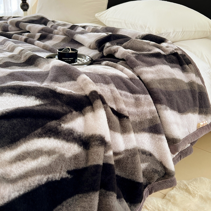 91家纺网 家纺一手货源 找家纺 锦润家纺 2025新款高克重多功能兔毛绒包边毛毯毯子 灰斑马纹