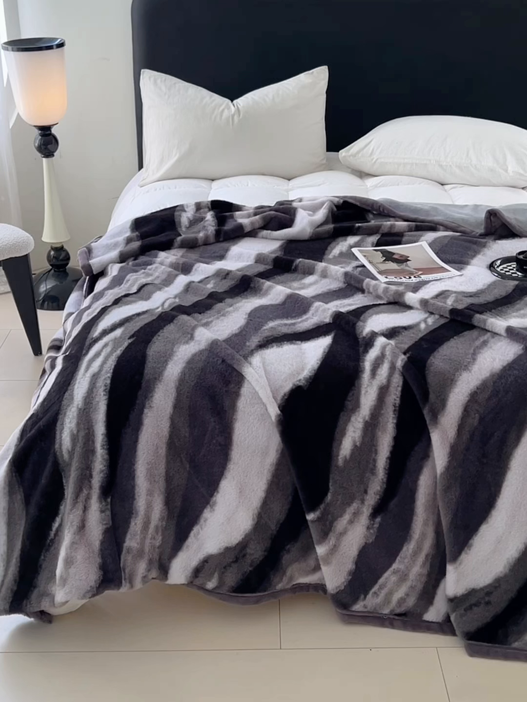 91家纺网 家纺一手货源 找家纺 锦润家纺 2025新款高克重多功能兔毛绒包边毛毯毯子 灰斑马纹