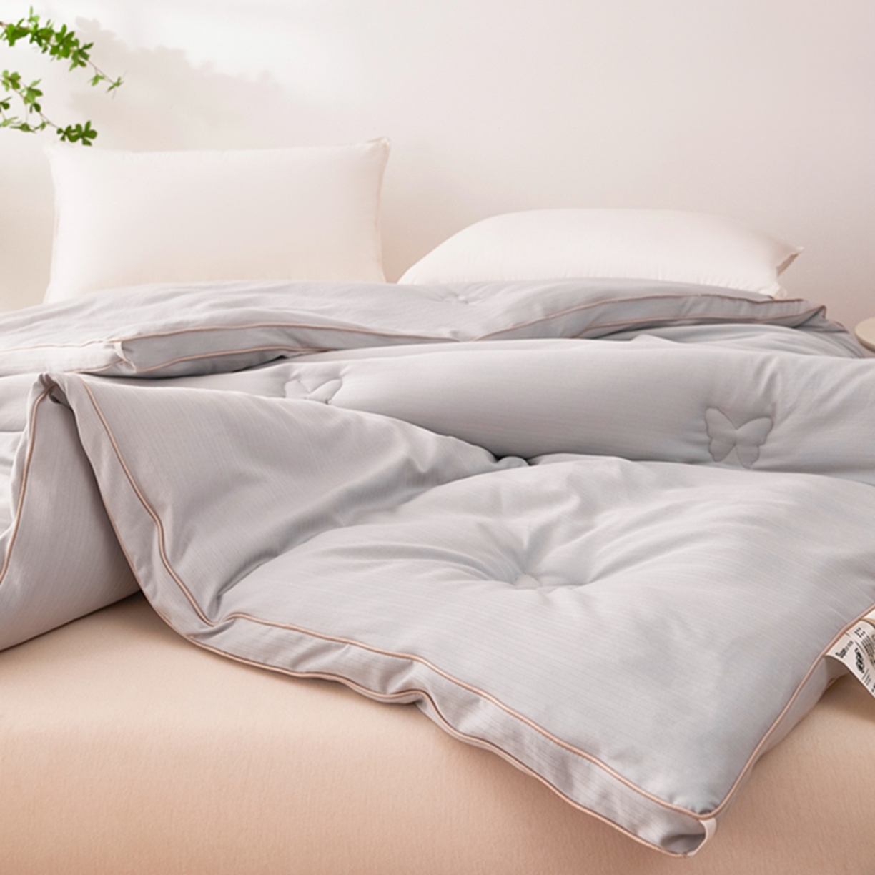 91家纺网 家纺一手货源 找家纺 晚悠家纺 2025新款A类提花云感睡眠立体大豆被子被芯 米灰