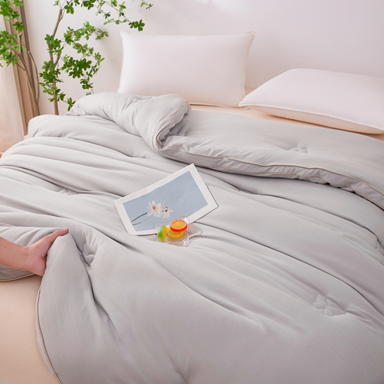 91家纺网 家纺一手货源 找家纺 晚悠家纺 2025新款A类提花云感睡眠立体大豆被子被芯 米灰