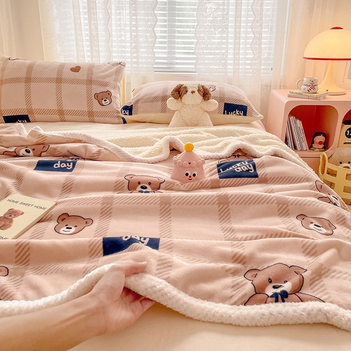 91家纺网 家纺一手货源 找家纺 锦润家纺 2025年新款牛奶绒羊羔绒AB版包边毛毯格子小熊