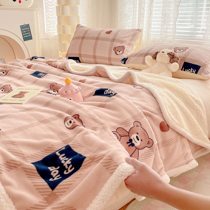 91家纺网 家纺一手货源 找家纺 锦润家纺 2025年新款牛奶绒羊羔绒AB版包边毛毯格子小熊