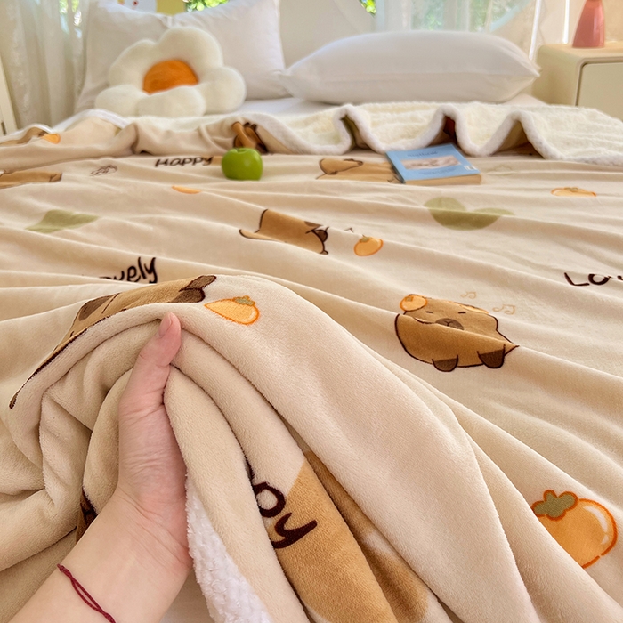 91家纺网 家纺一手货源 找家纺 锦润家纺 2025年新款牛奶绒羊羔绒AB版包边毛毯卡皮巴拉