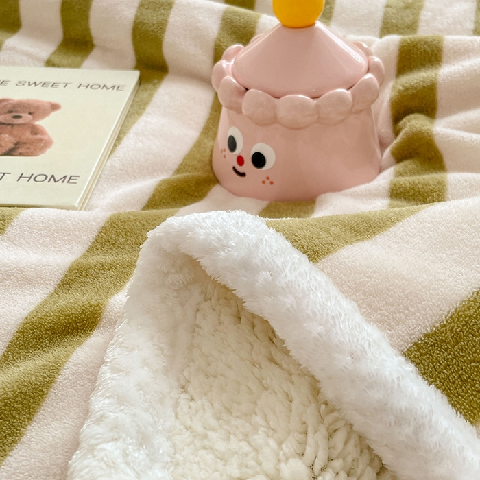 91家纺网 家纺一手货源 找家纺 锦润家纺 2025年新款牛奶绒羊羔绒AB版包边毛毯浅色绿条