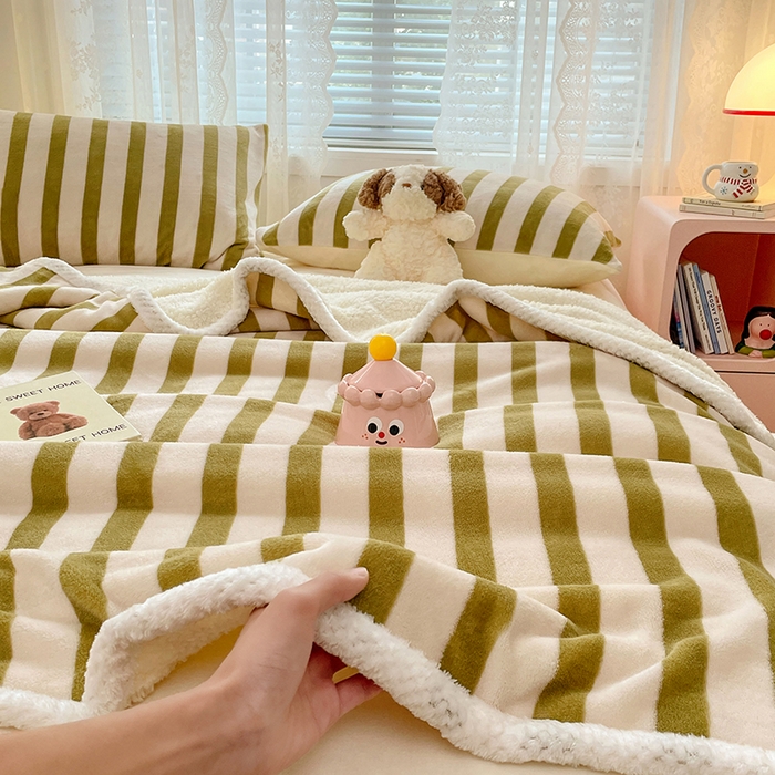 91家纺网 家纺一手货源 找家纺 锦润家纺 2025年新款牛奶绒羊羔绒AB版包边毛毯浅色绿条