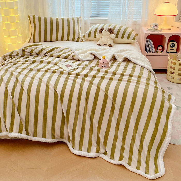 91家纺网 家纺一手货源 找家纺 锦润家纺 2025年新款牛奶绒羊羔绒AB版包边毛毯浅色绿条