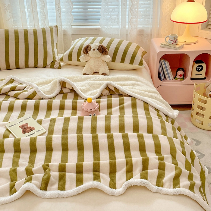 91家纺网 家纺一手货源 找家纺 锦润家纺 2025年新款牛奶绒羊羔绒AB版包边毛毯浅色绿条