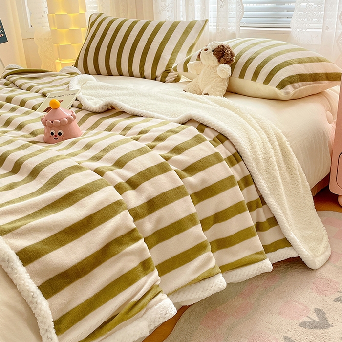 91家纺网 家纺一手货源 找家纺 锦润家纺 2025年新款牛奶绒羊羔绒AB版包边毛毯浅色绿条