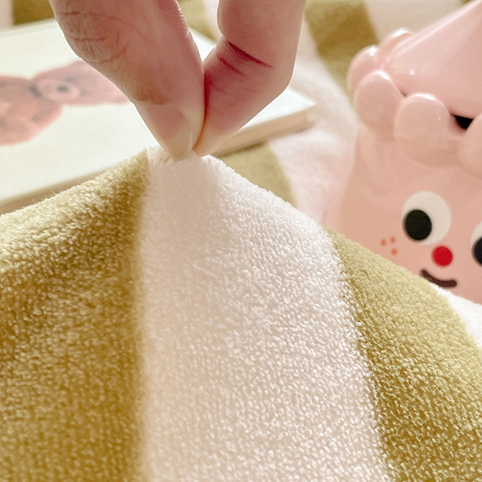 91家纺网 家纺一手货源 找家纺 锦润家纺 2025年新款牛奶绒羊羔绒AB版包边毛毯浅色绿条