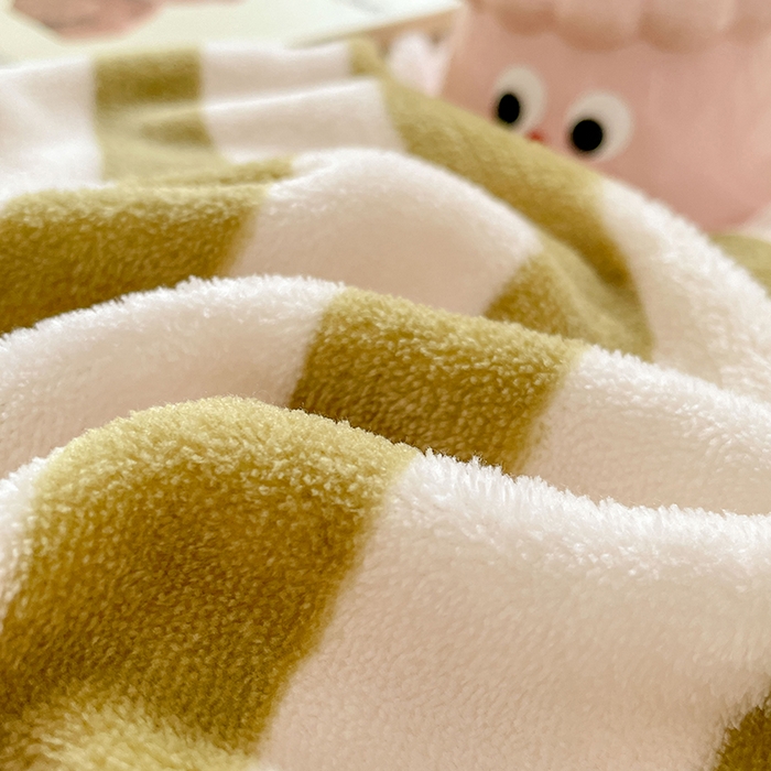 91家纺网 家纺一手货源 找家纺 锦润家纺 2025年新款牛奶绒羊羔绒AB版包边毛毯浅色绿条