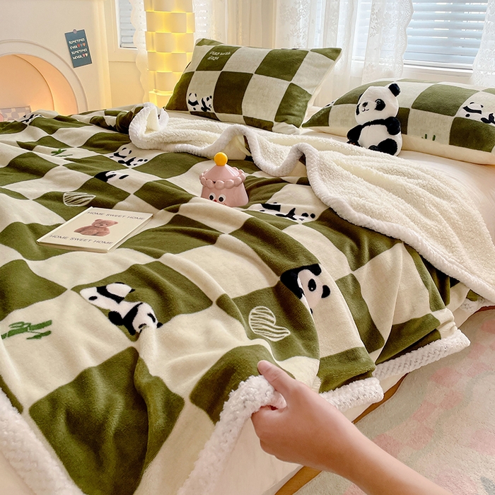 91家纺网 家纺一手货源 找家纺 锦润家纺 2025年新款牛奶绒羊羔绒AB版包边毛毯休闲熊猫