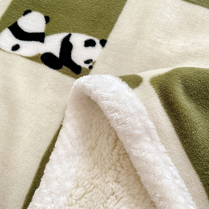 91家纺网 家纺一手货源 找家纺 锦润家纺 2025年新款牛奶绒羊羔绒AB版包边毛毯休闲熊猫