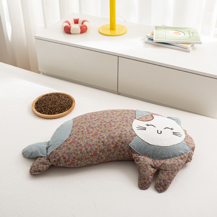 91家纺网 家纺一手货源 找家纺 萌番宝 2025新款春夏新款慵懒觉觉猫卡通荞麦枕 棕红色