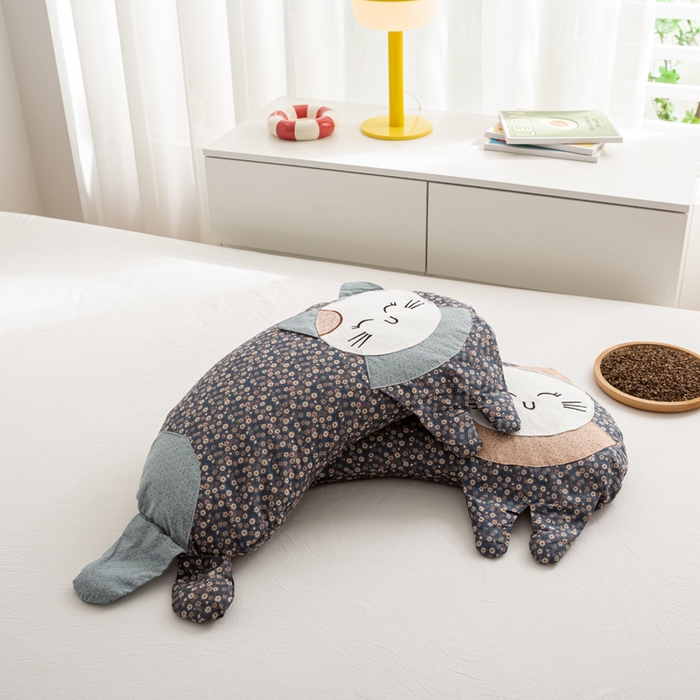 91家纺网 家纺一手货源 找家纺 萌番宝 2025新款春夏新款慵懒觉觉猫卡通荞麦枕 藏青色