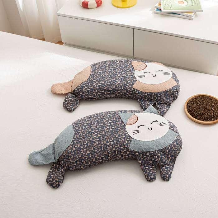 91家纺网 家纺一手货源 找家纺 萌番宝 2025新款春夏新款慵懒觉觉猫卡通荞麦枕 藏青色