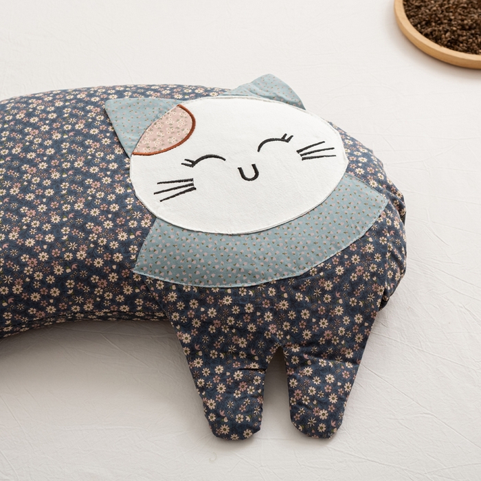 91家纺网 家纺一手货源 找家纺 萌番宝 2025新款春夏新款慵懒觉觉猫卡通荞麦枕 藏青色