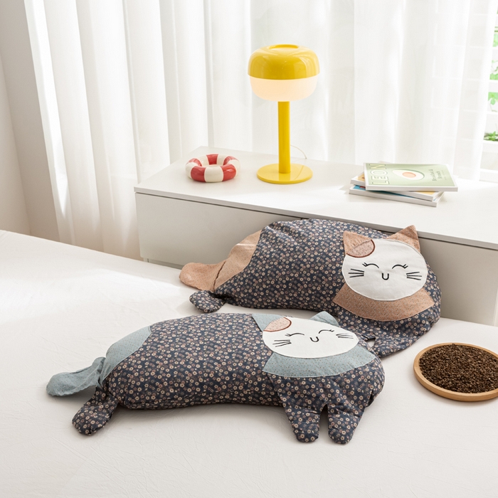 91家纺网 家纺一手货源 找家纺 萌番宝 2025新款春夏新款慵懒觉觉猫卡通荞麦枕 藏青色