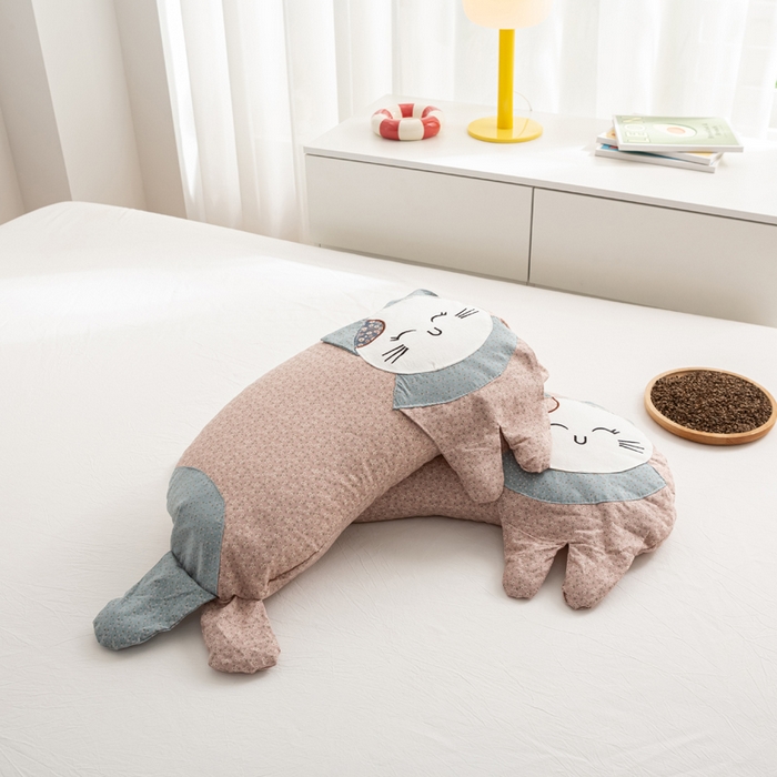 91家纺网 家纺一手货源 找家纺 萌番宝 2025新款春夏新款慵懒觉觉猫卡通荞麦枕 黛粉色