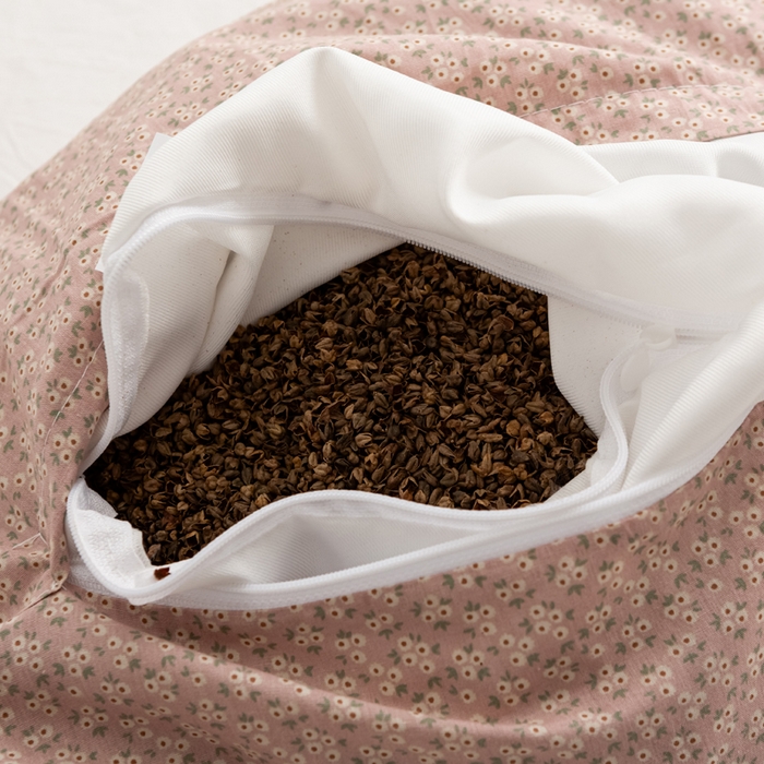 91家纺网 家纺一手货源 找家纺 萌番宝 2025新款春夏新款慵懒觉觉猫卡通荞麦枕 黛粉色