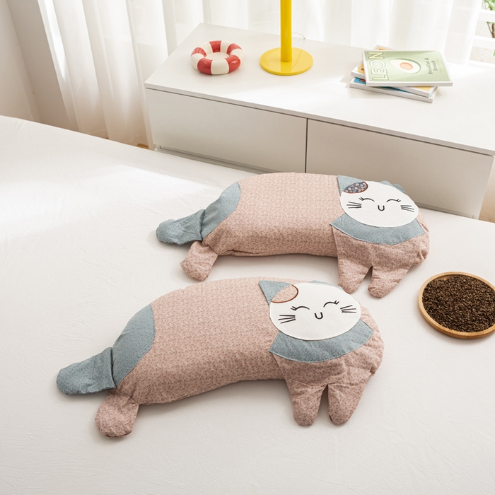 91家纺网 家纺一手货源 找家纺 萌番宝 2025新款春夏新款慵懒觉觉猫卡通荞麦枕 黛粉色