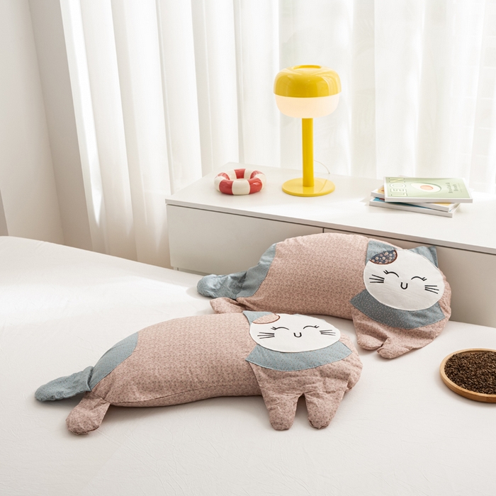 91家纺网 家纺一手货源 找家纺 萌番宝 2025新款春夏新款慵懒觉觉猫卡通荞麦枕 黛粉色