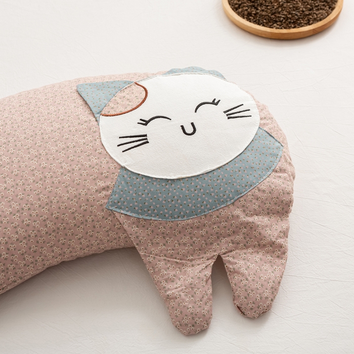 91家纺网 家纺一手货源 找家纺 萌番宝 2025新款春夏新款慵懒觉觉猫卡通荞麦枕 黛粉色