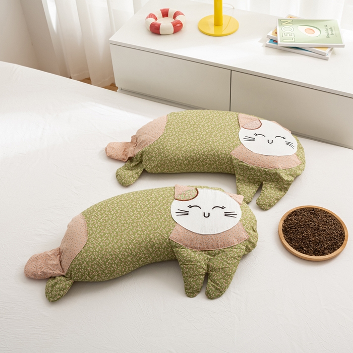 91家纺网 家纺一手货源 找家纺 萌番宝 2025新款春夏新款慵懒觉觉猫卡通荞麦枕 湖水绿