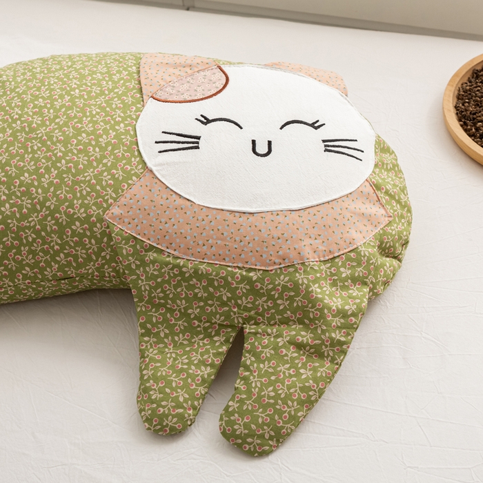 91家纺网 家纺一手货源 找家纺 萌番宝 2025新款春夏新款慵懒觉觉猫卡通荞麦枕 湖水绿