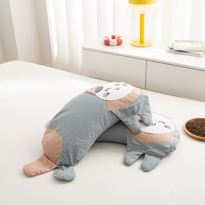 91家纺网 家纺一手货源 找家纺 萌番宝 2025新款春夏新款慵懒觉觉猫卡通荞麦枕 墨兰色