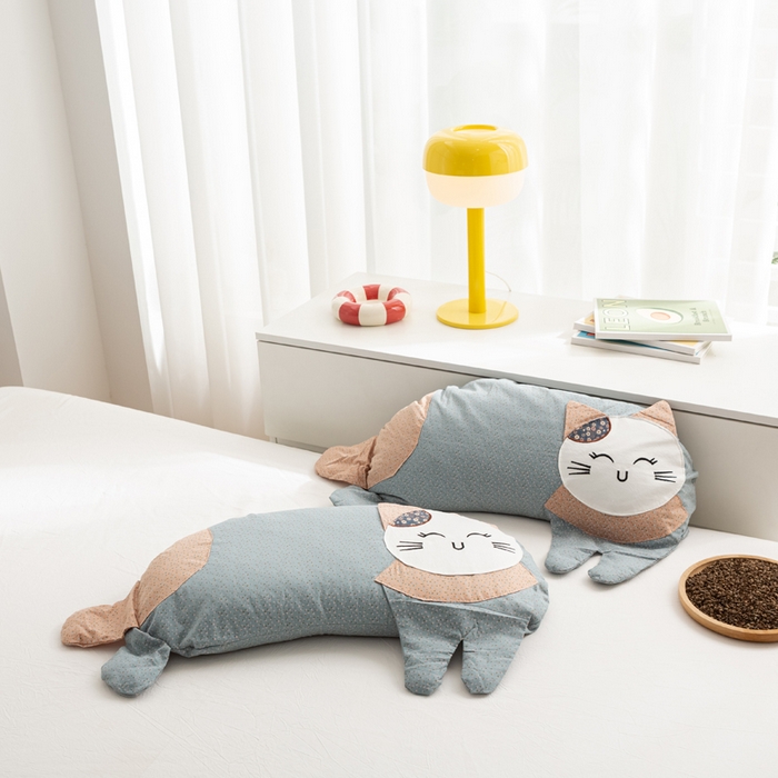 91家纺网 家纺一手货源 找家纺 萌番宝 2025新款春夏新款慵懒觉觉猫卡通荞麦枕 墨兰色