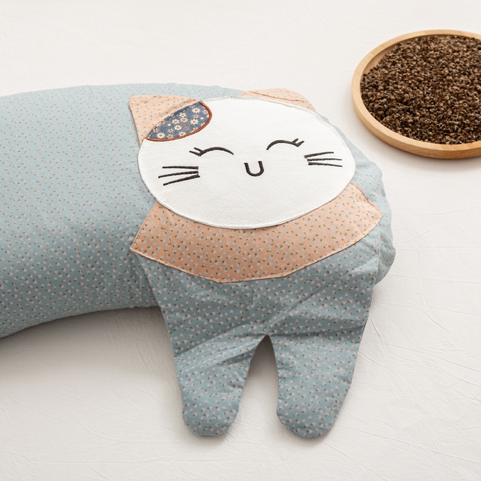 91家纺网 家纺一手货源 找家纺 萌番宝 2025新款春夏新款慵懒觉觉猫卡通荞麦枕 墨兰色