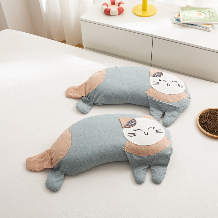 91家纺网 家纺一手货源 找家纺 萌番宝 2025新款春夏新款慵懒觉觉猫卡通荞麦枕 墨兰色