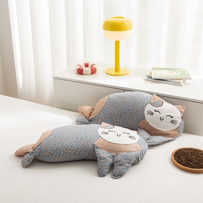 91家纺网 家纺一手货源 找家纺 萌番宝 2025新款春夏新款慵懒觉觉猫卡通荞麦枕 天空蓝
