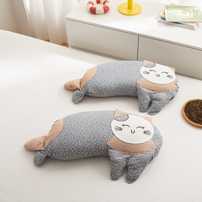 91家纺网 家纺一手货源 找家纺 萌番宝 2025新款春夏新款慵懒觉觉猫卡通荞麦枕 天空蓝