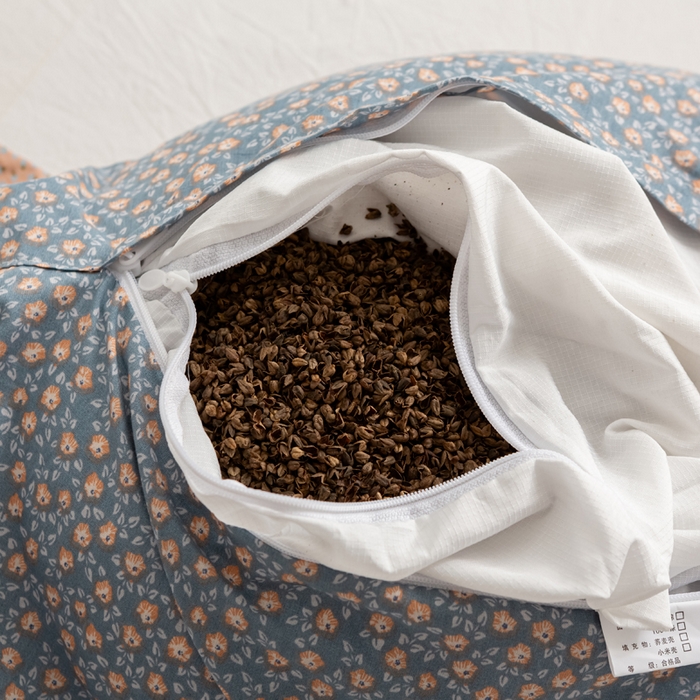 91家纺网 家纺一手货源 找家纺 萌番宝 2025新款春夏新款慵懒觉觉猫卡通荞麦枕 天空蓝