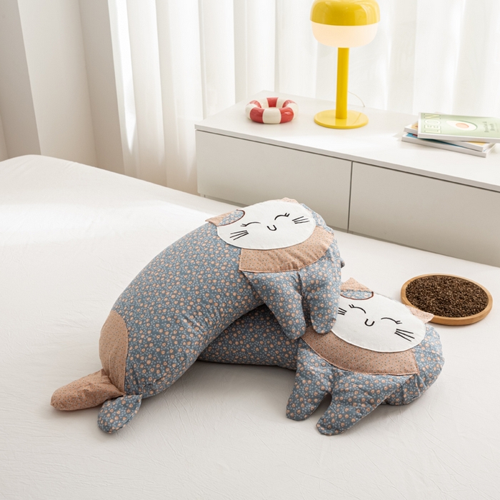 91家纺网 家纺一手货源 找家纺 萌番宝 2025新款春夏新款慵懒觉觉猫卡通荞麦枕 天空蓝