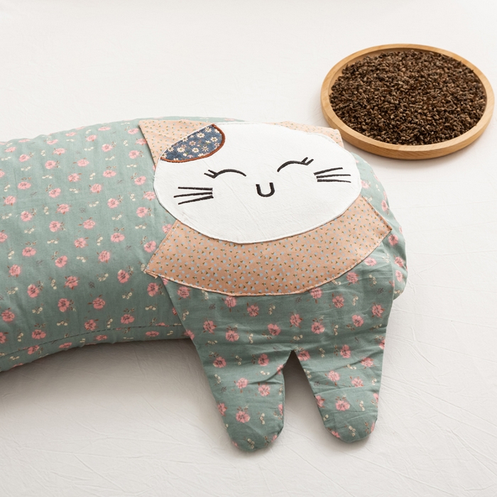 91家纺网 家纺一手货源 找家纺 萌番宝 2025新款春夏新款慵懒觉觉猫卡通荞麦枕 氧绿色
