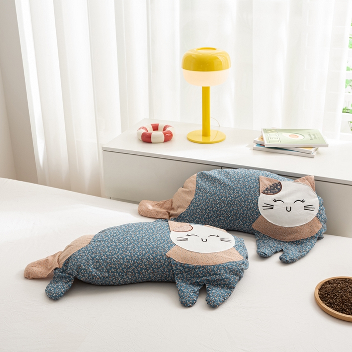 91家纺网 家纺一手货源 找家纺 萌番宝 2025新款春夏新款慵懒觉觉猫卡通荞麦枕 藻蓝色