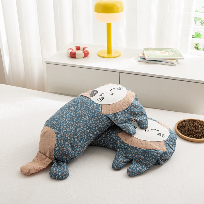 91家纺网 家纺一手货源 找家纺 萌番宝 2025新款春夏新款慵懒觉觉猫卡通荞麦枕 藻蓝色