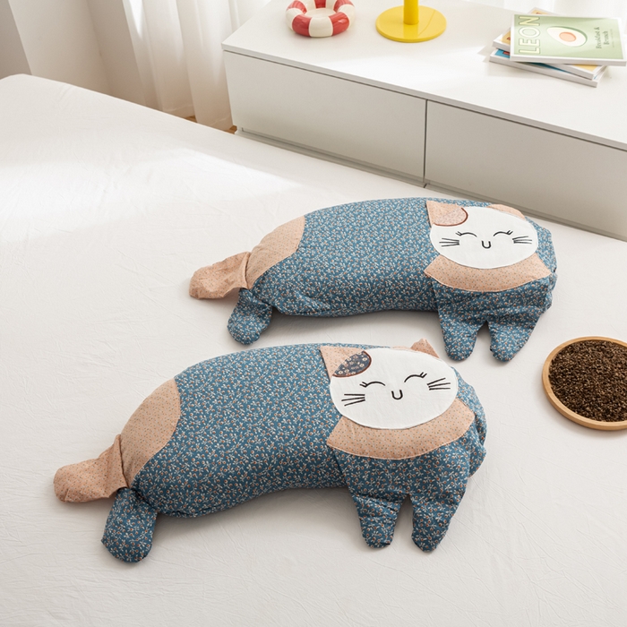 91家纺网 家纺一手货源 找家纺 萌番宝 2025新款春夏新款慵懒觉觉猫卡通荞麦枕 藻蓝色