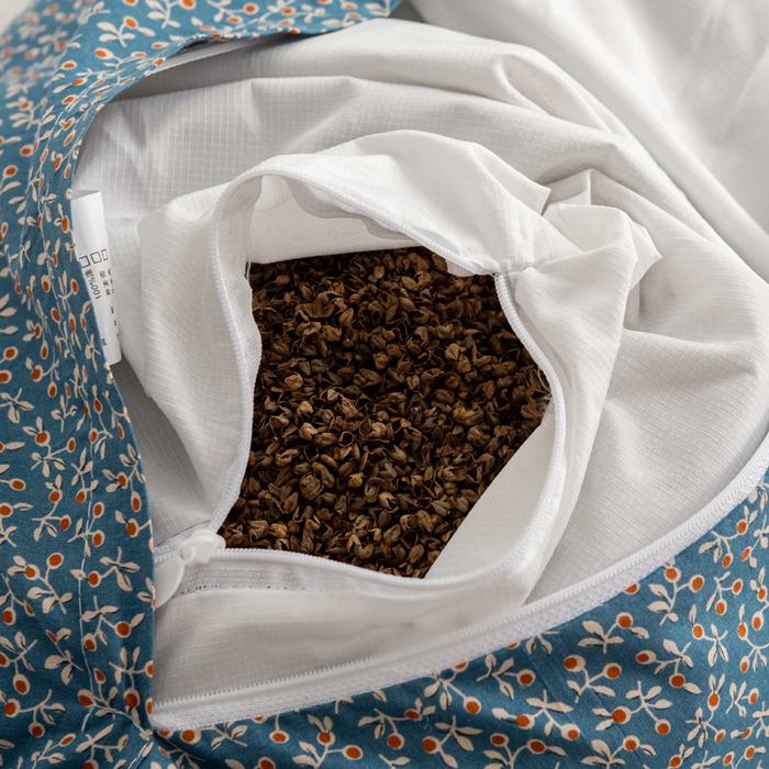 91家纺网 家纺一手货源 找家纺 萌番宝 2025新款春夏新款慵懒觉觉猫卡通荞麦枕 藻蓝色