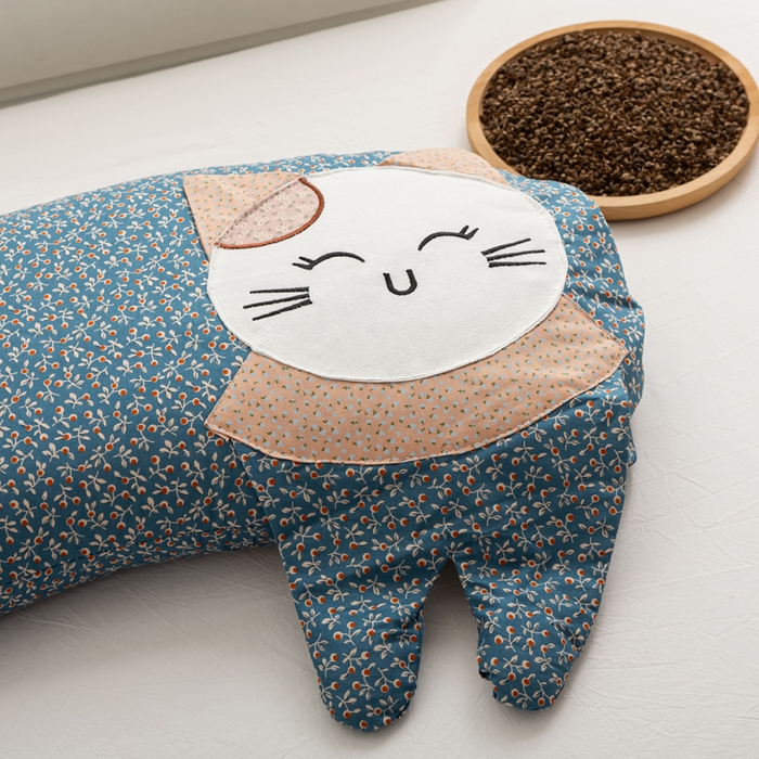 91家纺网 家纺一手货源 找家纺 萌番宝 2025新款春夏新款慵懒觉觉猫卡通荞麦枕 藻蓝色