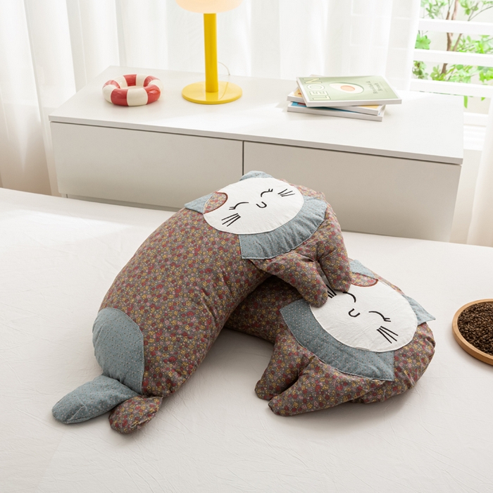 91家纺网 家纺一手货源 找家纺 萌番宝 2025新款春夏新款慵懒觉觉猫卡通荞麦枕 棕红色