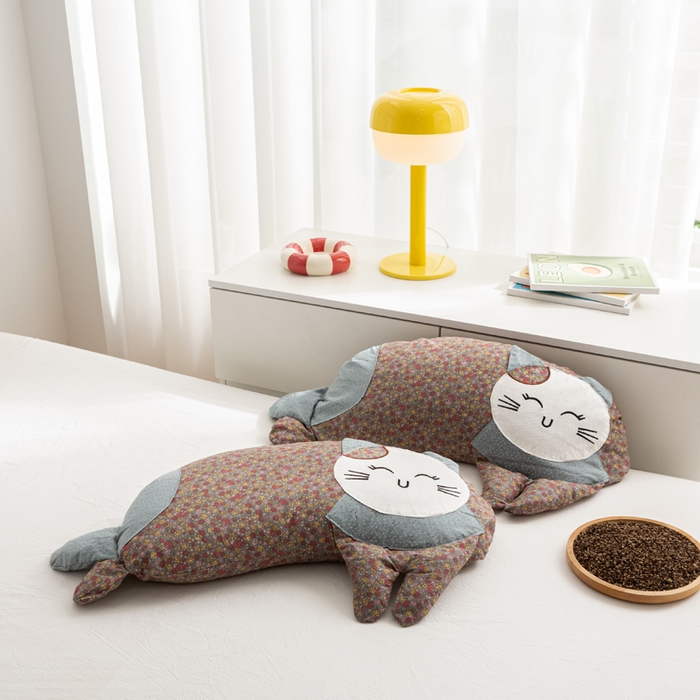 91家纺网 家纺一手货源 找家纺 萌番宝 2025新款春夏新款慵懒觉觉猫卡通荞麦枕 棕红色