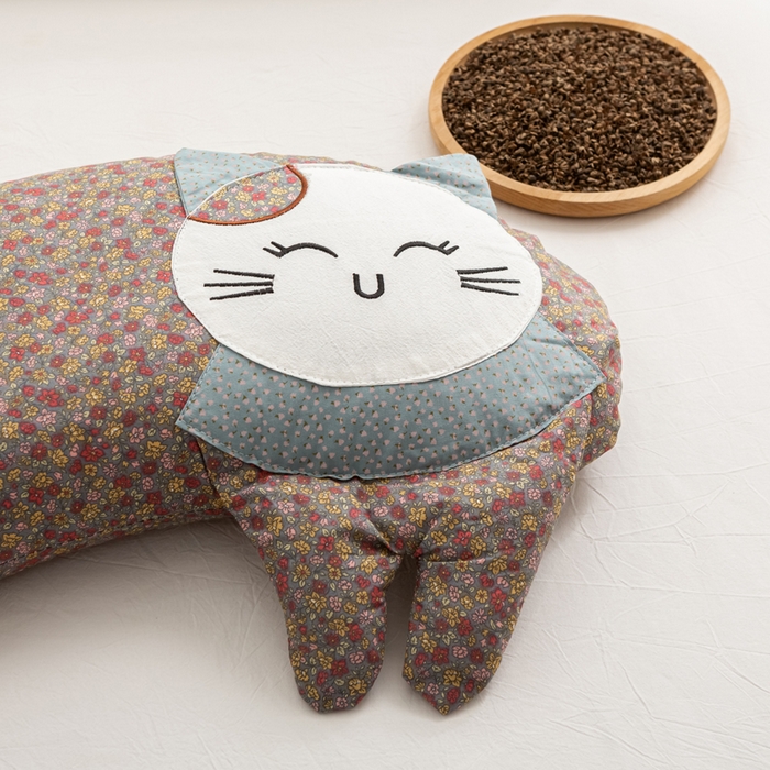 91家纺网 家纺一手货源 找家纺 萌番宝 2025新款春夏新款慵懒觉觉猫卡通荞麦枕 棕红色