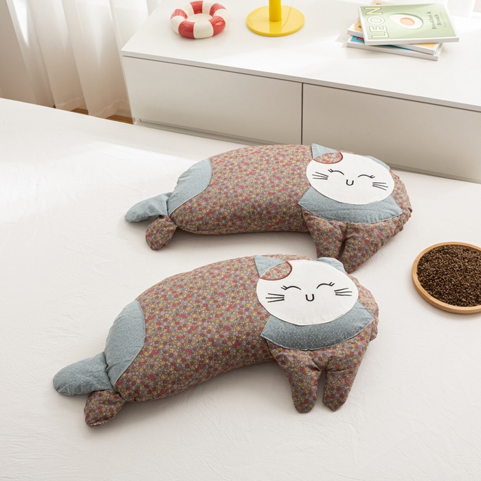 91家纺网 家纺一手货源 找家纺 萌番宝 2025新款春夏新款慵懒觉觉猫卡通荞麦枕 棕红色
