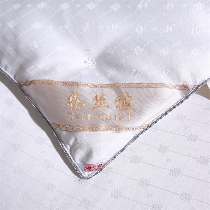 91家纺网 家纺一手货源 找家纺 恒鑫家纺 2025新款提花蚕丝被 月光白